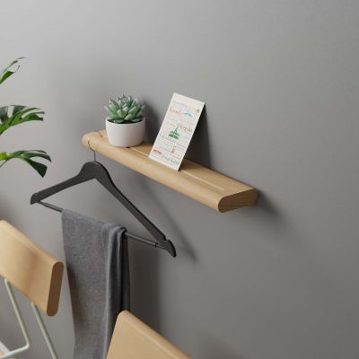 D:001 Wandregal Fuchs & Habicht aus Holz mit Dekoration und Kleidung. Modernes Wandboard.